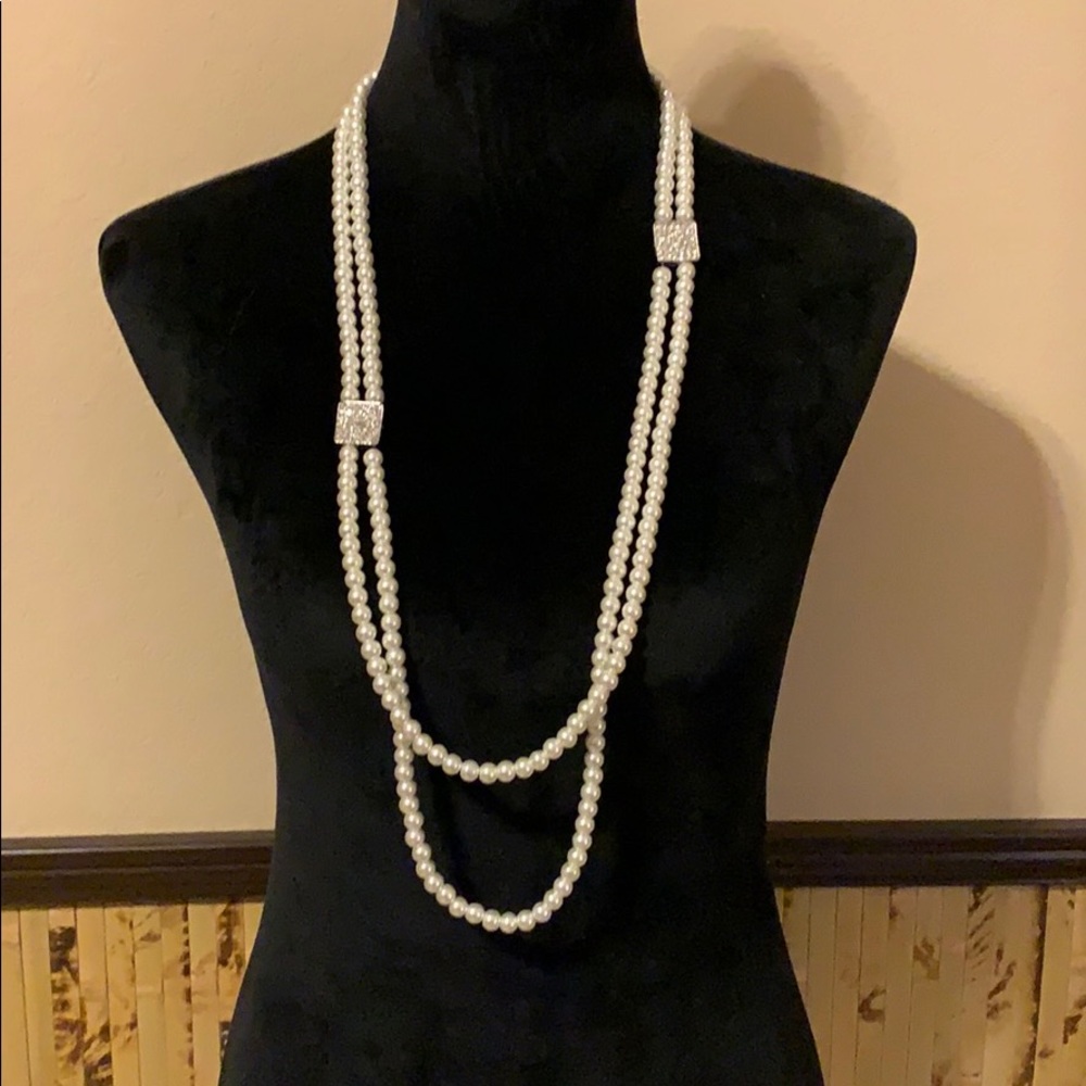🍀.  Long pearl necklace.